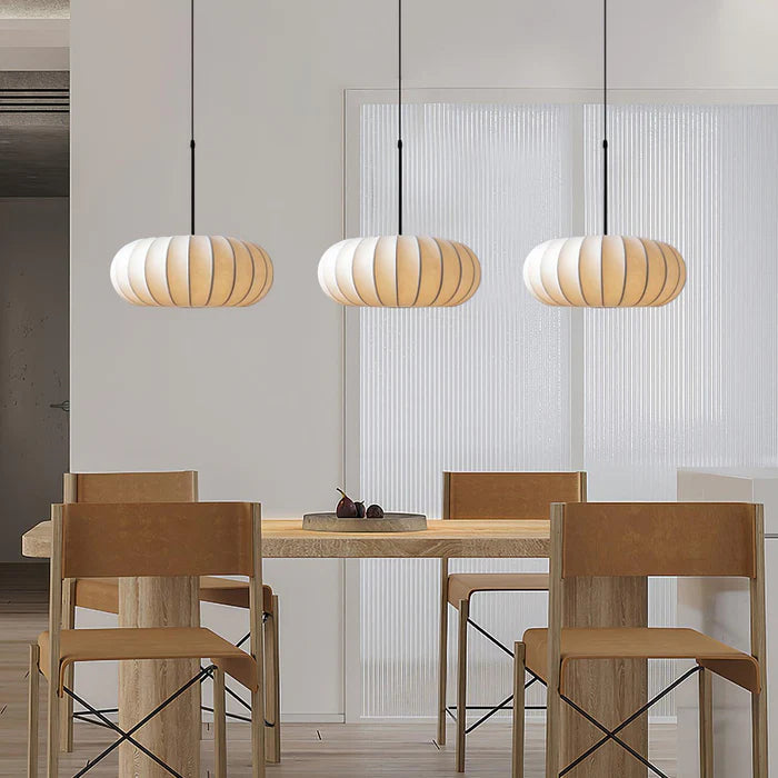 Lampa sufitowa z jedwabnym kloszem styl japoński wabi-sabi – owalny klosz z delikatnym żebrowaniem