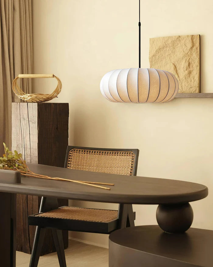 Lampa sufitowa z jedwabnym kloszem styl japoński wabi-sabi – owalny klosz z delikatnym żebrowaniem