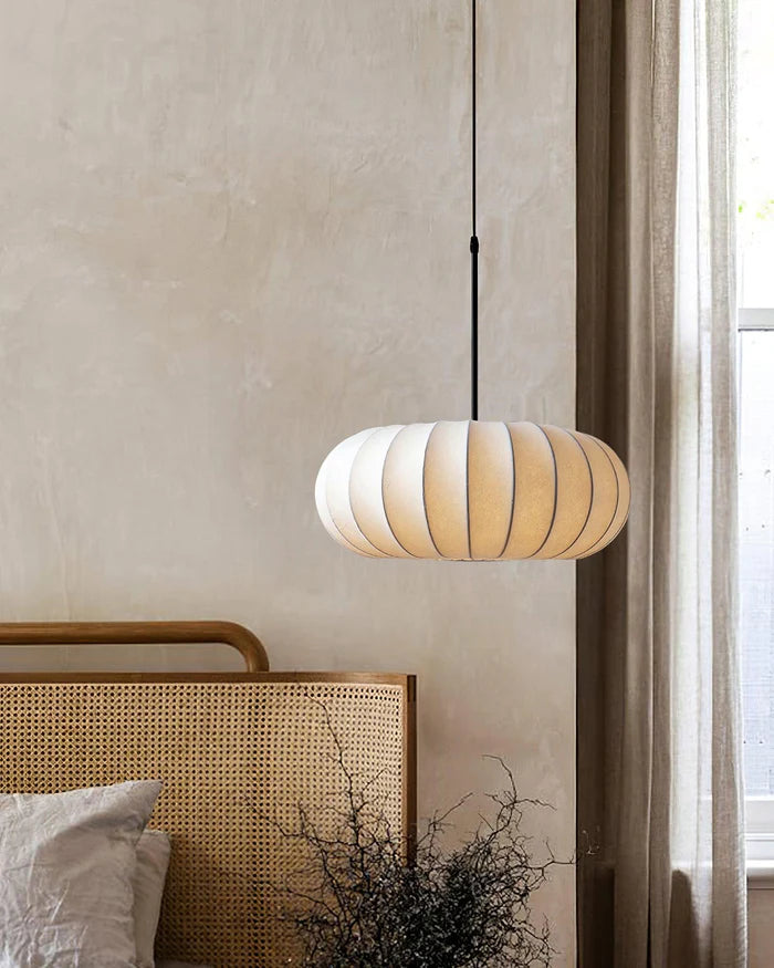 Lampa sufitowa z jedwabnym kloszem styl japoński wabi-sabi – owalny klosz z delikatnym żebrowaniem
