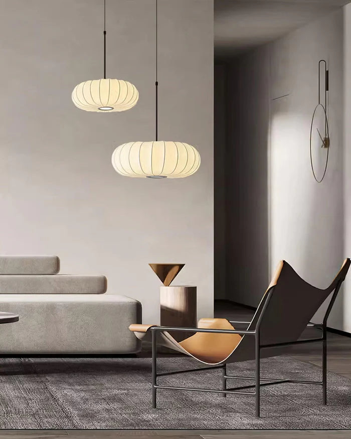 Lampa sufitowa z jedwabnym kloszem styl japoński wabi-sabi – owalny klosz z delikatnym żebrowaniem