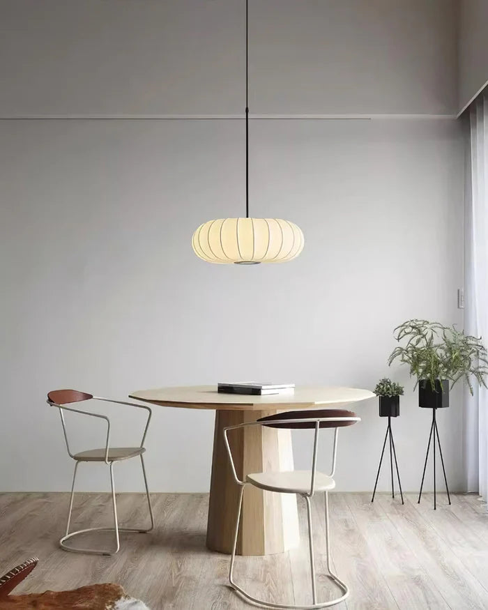 Lampa sufitowa z jedwabnym kloszem styl japoński wabi-sabi – owalny klosz z delikatnym żebrowaniem