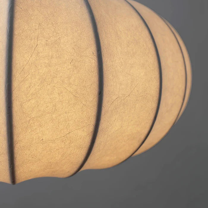 Lampa sufitowa z jedwabnym kloszem styl japoński wabi-sabi – owalny klosz z delikatnym żebrowaniem