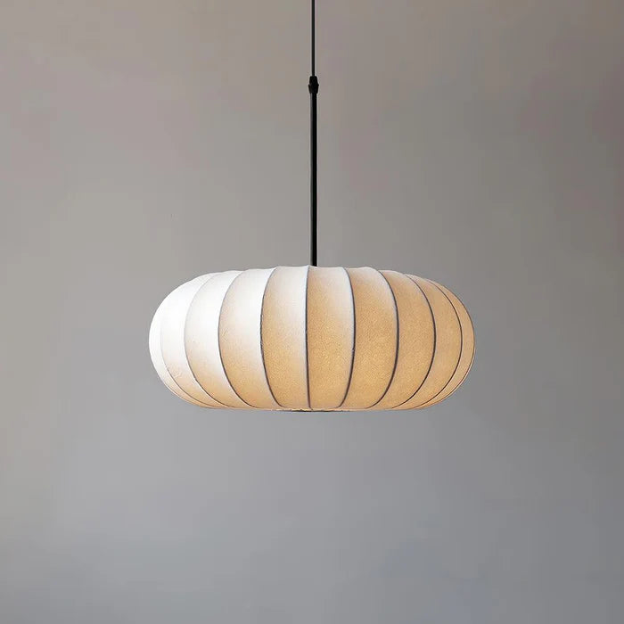 Lampa sufitowa z jedwabnym kloszem styl japoński wabi-sabi – owalny klosz z delikatnym żebrowaniem