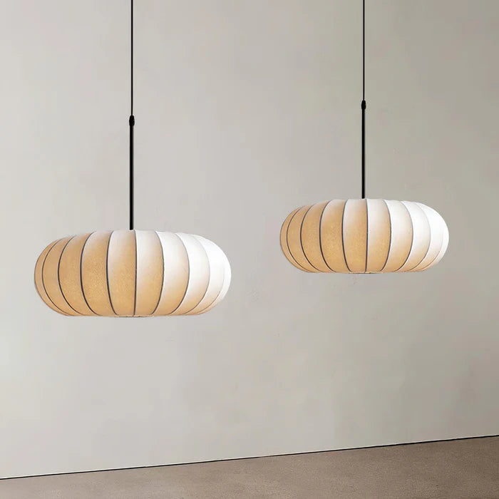 Lampa sufitowa z jedwabnym kloszem styl japoński wabi-sabi – owalny klosz z delikatnym żebrowaniem