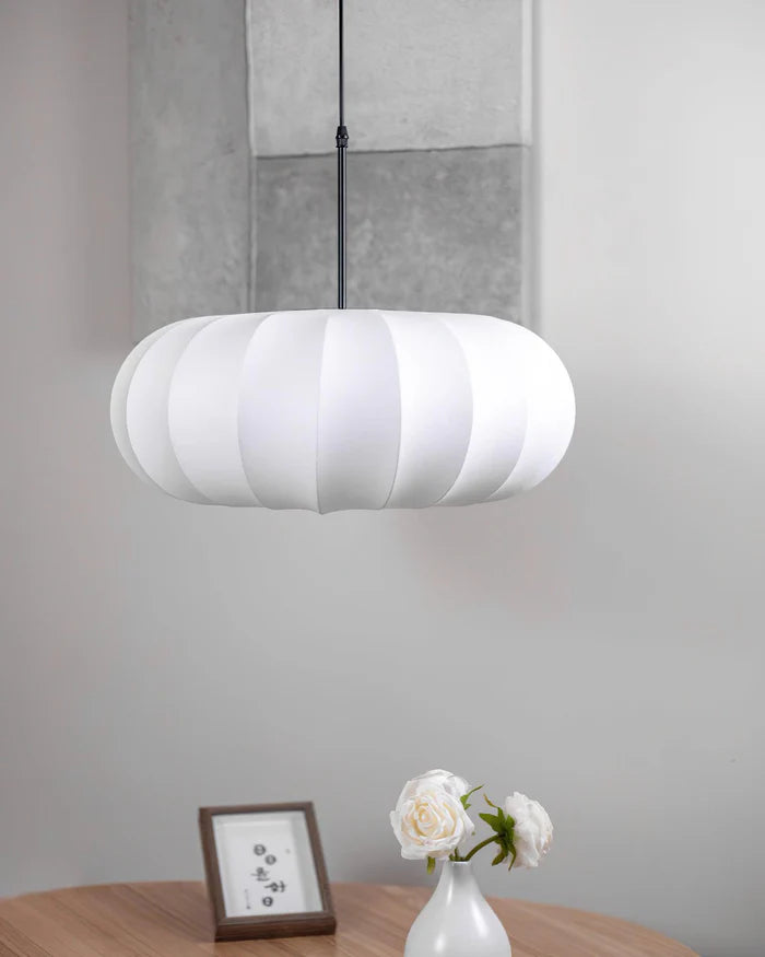 Lampa sufitowa z jedwabnym kloszem styl japoński wabi-sabi – owalny klosz z delikatnym żebrowaniem