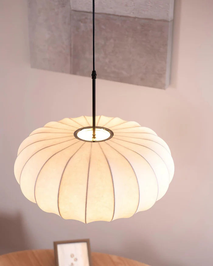 Lampa sufitowa z jedwabnym kloszem styl japoński wabi-sabi – owalny klosz z delikatnym żebrowaniem