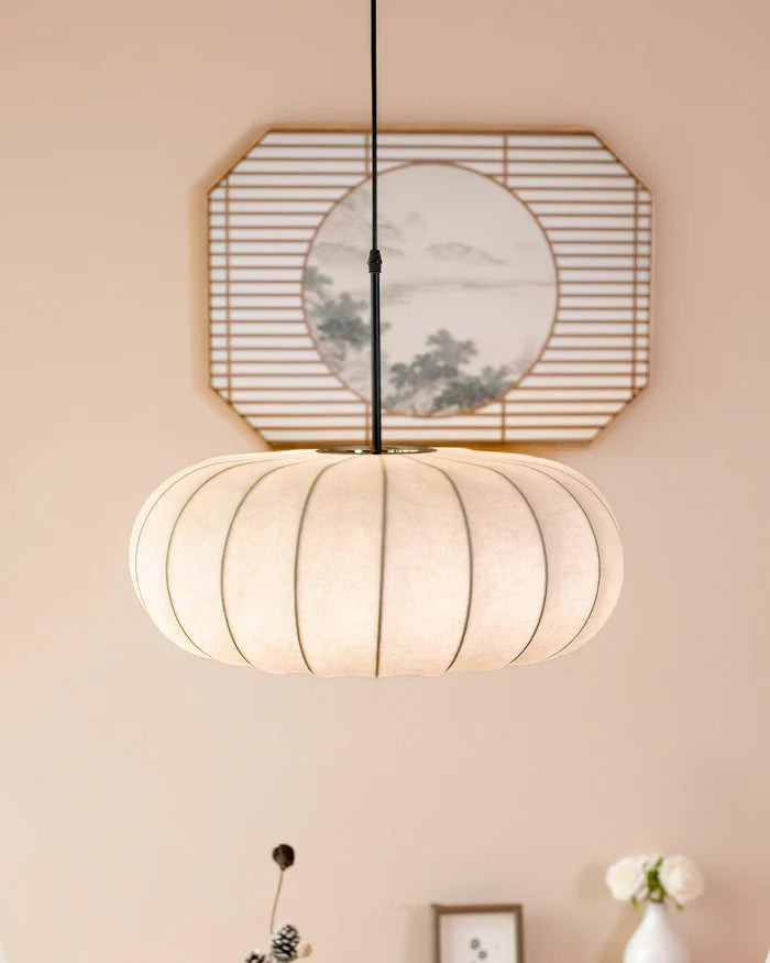Lampa sufitowa z jedwabnym kloszem styl japoński wabi-sabi – owalny klosz z delikatnym żebrowaniem
