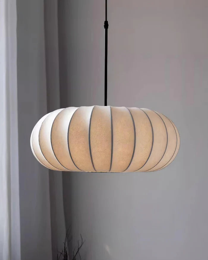 Lampa sufitowa z jedwabnym kloszem styl japoński wabi-sabi – owalny klosz z delikatnym żebrowaniem