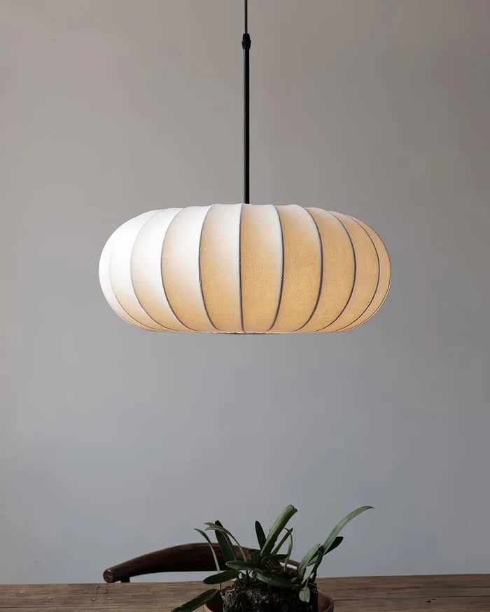 Lampa sufitowa z jedwabnym kloszem styl japoński wabi-sabi – owalny klosz z delikatnym żebrowaniem