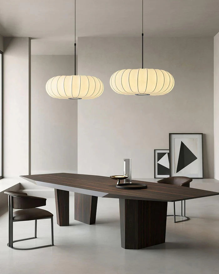 Lampa sufitowa z jedwabnym kloszem styl japoński wabi-sabi – owalny klosz z delikatnym żebrowaniem