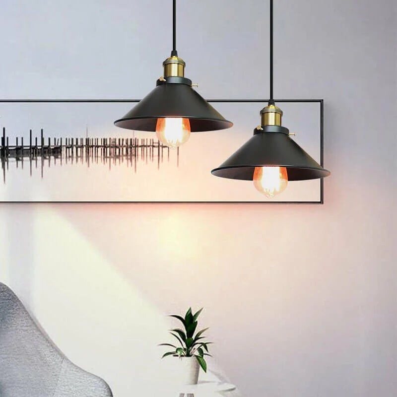 Industrialna Lampa Wisząca z Metalowym Kloszem