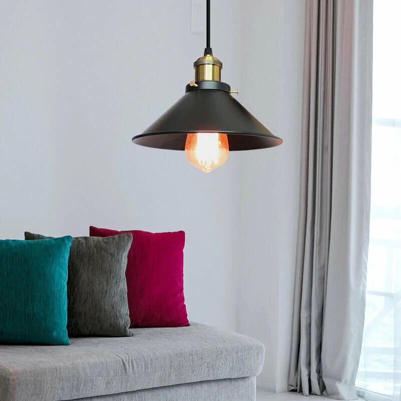 Industrialna Lampa Wisząca z Metalowym Kloszem