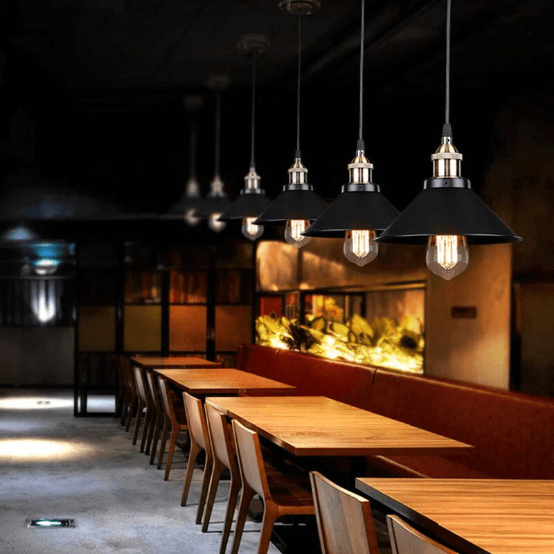 Industrialna Lampa Wisząca z Metalowym Kloszem