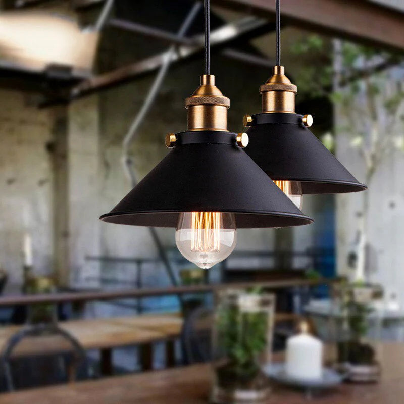 Industrialna Lampa Wisząca z Metalowym Kloszem
