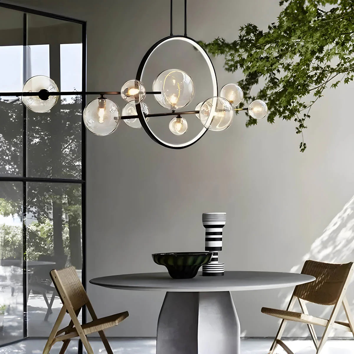 Nowoczesna lampa sufitowa z kulistymi kloszami i geometrycznym pierścieniem led