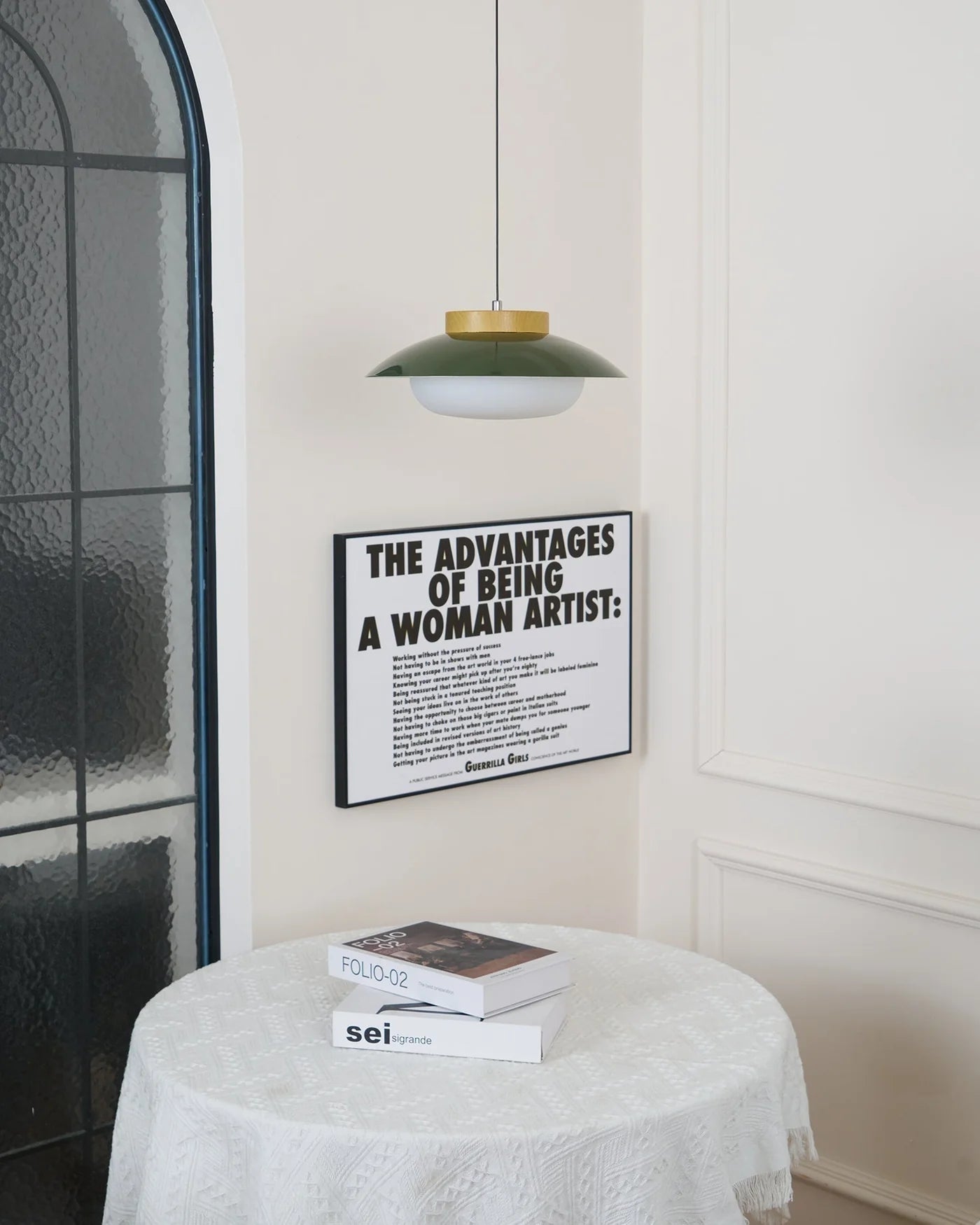 Nowoczesna Szklana Lampa Wisząca – Minimalistyczny Design z Drewnianym Akcentem