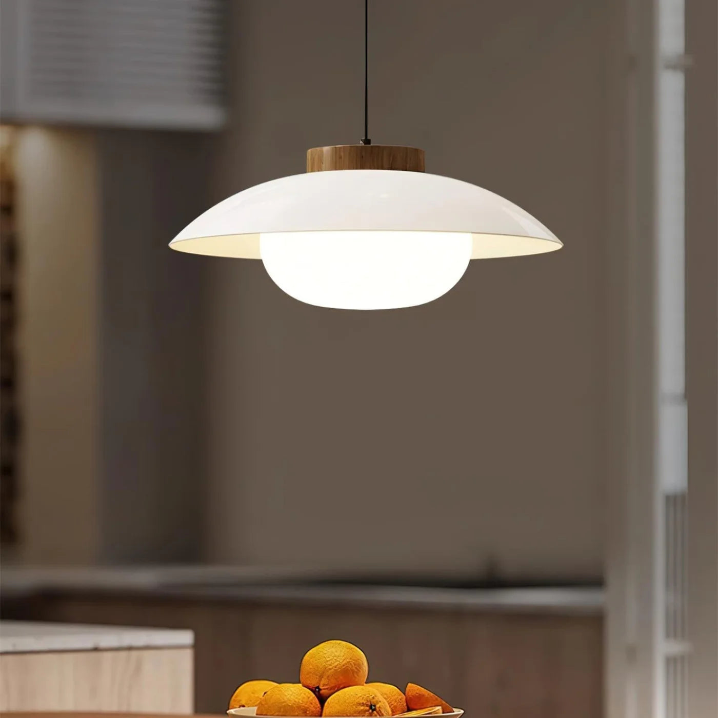 Nowoczesna Szklana Lampa Wisząca – Minimalistyczny Design z Drewnianym Akcentem