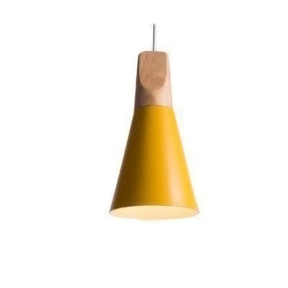 Skandynawskie lampy wiszące – kolorowe stożki z drewna i metalu