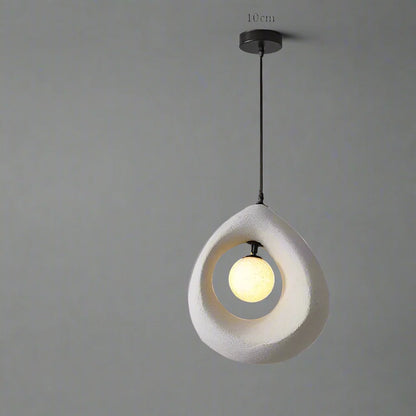 Designerska Lampa Wisząca z Abstrakcyjnym Kloszem – Nowoczesna Rzeźbiarska Forma
