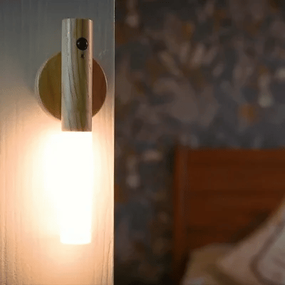 Nowoczesny kinkiet z drewna  – Lampa ścienna LED na magnes, z czujnikiem ruchu