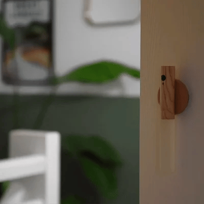 Nowoczesny kinkiet z drewna  – Lampa ścienna LED na magnes, z czujnikiem ruchu