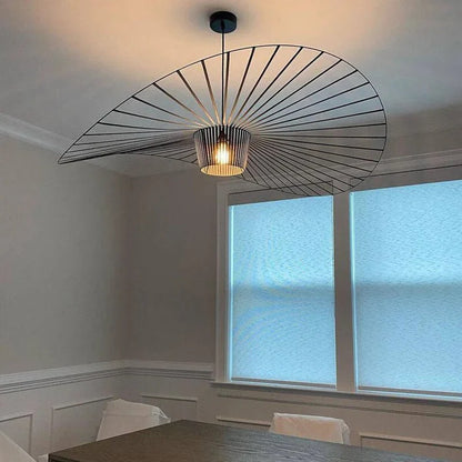 Nowoczesna lampa wisząca – rzeźbiarska forma w spiralnym kształcie