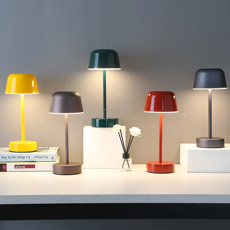 Kolorowa lampka stołowa LED – nowoczesny design, ładowanie USB, idealna na biurko