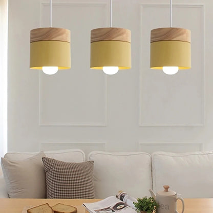 Lampa Wisząca w Stylu Skandynawskim – Metalowy Klosz z Drewnem, Minimalistyczne Oświetlenie