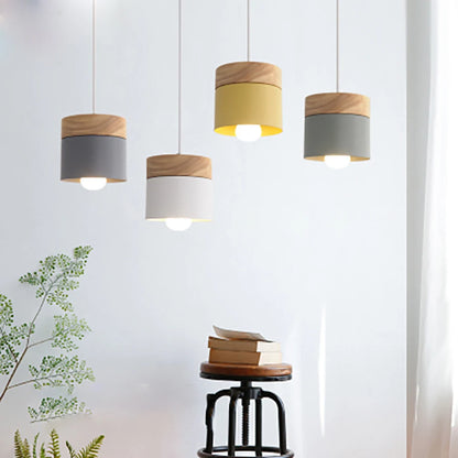 Lampa Wisząca w Stylu Skandynawskim – Metalowy Klosz z Drewnem, Minimalistyczne Oświetlenie