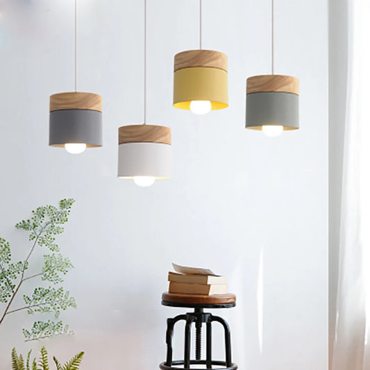 Lampa Wisząca w Stylu Skandynawskim – Metalowy Klosz z Drewnem, Minimalistyczne Oświetlenie