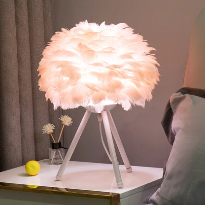 Ekskluzywna lampa stołowa z piór – Dekoracyjna lampa na trójnogu, złota podstawa