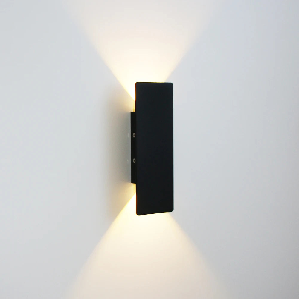 Nowoczesny kinkiet LED w różnych kolorach – światło góra/dół