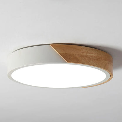 Nowoczesna lampa sufitowa LED z drewnianym akcentem