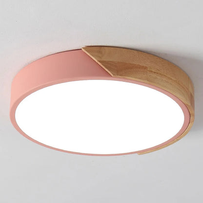 Nowoczesna lampa sufitowa LED z drewnianym akcentem