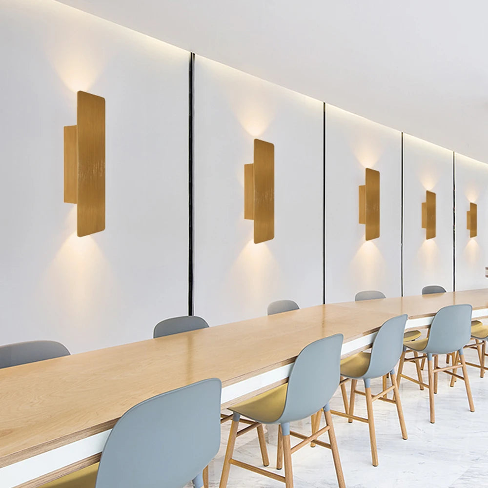 Nowoczesny kinkiet LED w różnych kolorach – światło góra/dół