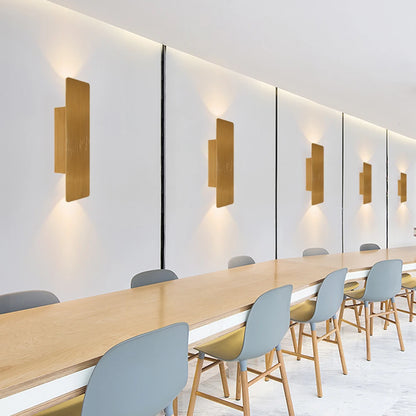 Nowoczesny kinkiet LED w różnych kolorach – światło góra/dół