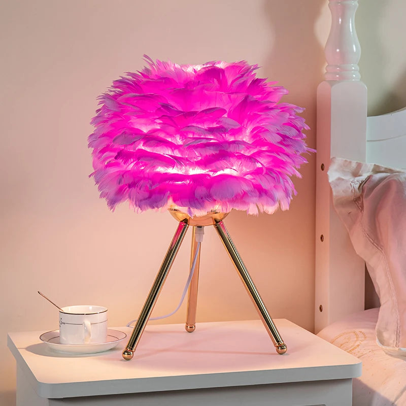 Ekskluzywna lampa stołowa z piór – Dekoracyjna lampa na trójnogu, złota podstawa