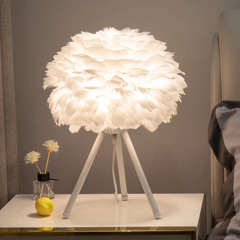 Ekskluzywna lampa stołowa z piór – Dekoracyjna lampa na trójnogu, złota podstawa