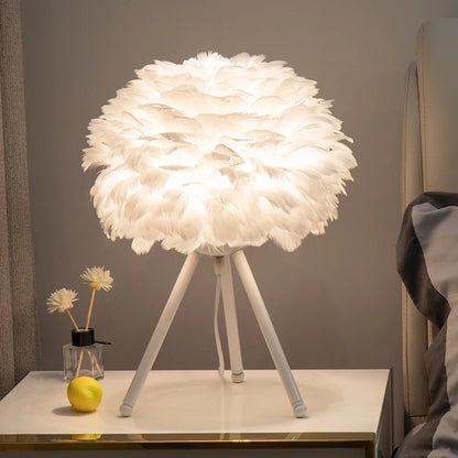 Ekskluzywna lampa stołowa z piór – Dekoracyjna lampa na trójnogu, złota podstawa