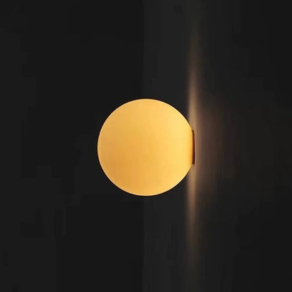 Nowoczesna lampa ścienna LED kula – minimalistyczny kinkiet do sypialni, salonu i korytarza