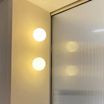 Nowoczesna lampa ścienna LED kula – minimalistyczny kinkiet do sypialni, salonu i korytarza