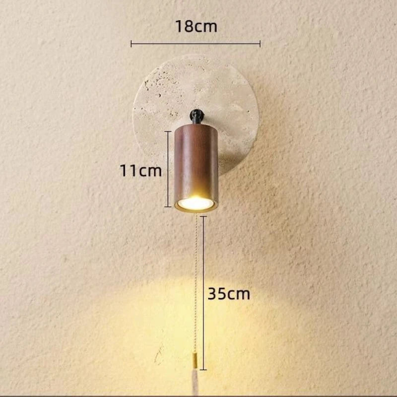 Nowoczesny kinkiet ścienny z regulowanym reflektorem – kamień i drewno