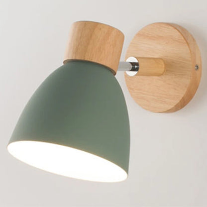 Nowoczesna kinkietowa lampa ścienna z drewnianą bazą i metalowym kloszem
