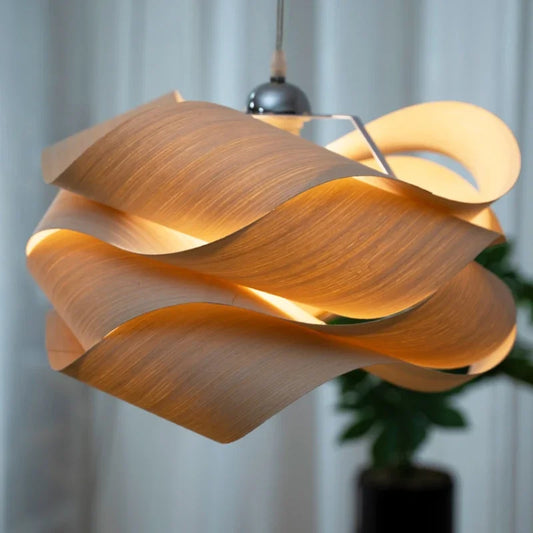 Nowoczesna lampa wisząca z zakrzywionym drewnianym designem