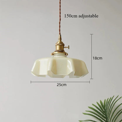 Retro lampy wiszące z kolorowymi szklanymi kloszami i mosiężnym wykończeniem