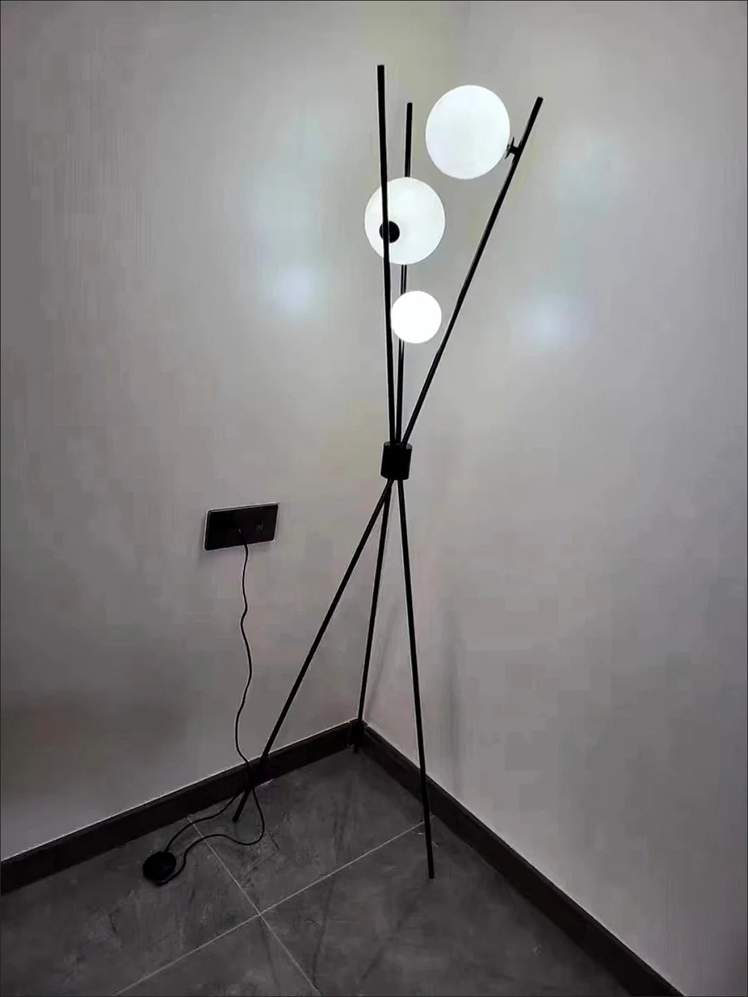 Designerska Lampa Stojąca LED z Kloszami w Kształcie Księżyca – Lampa Stołowa i Podłogowa na Trójnogu
