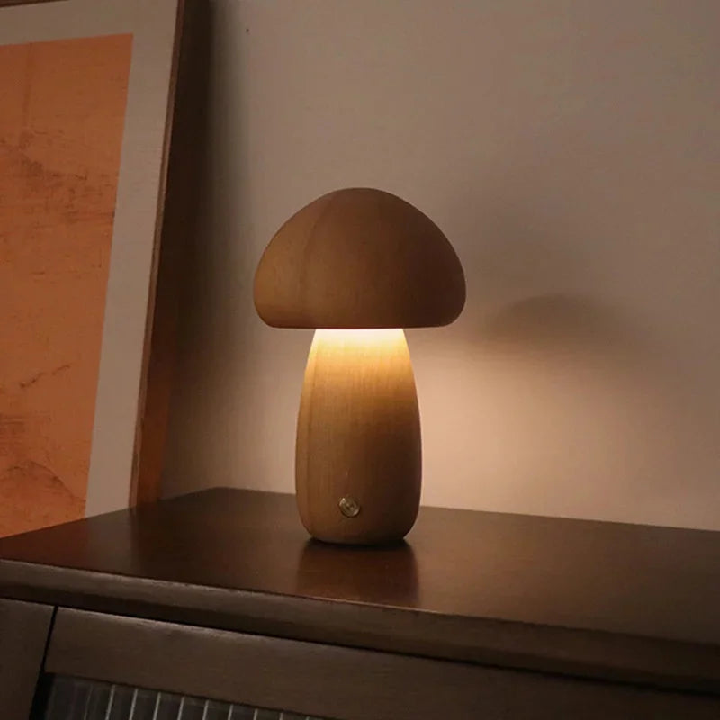Drewniana lampa stołowa LED w kształcie grzybka – przytulne światło nocne