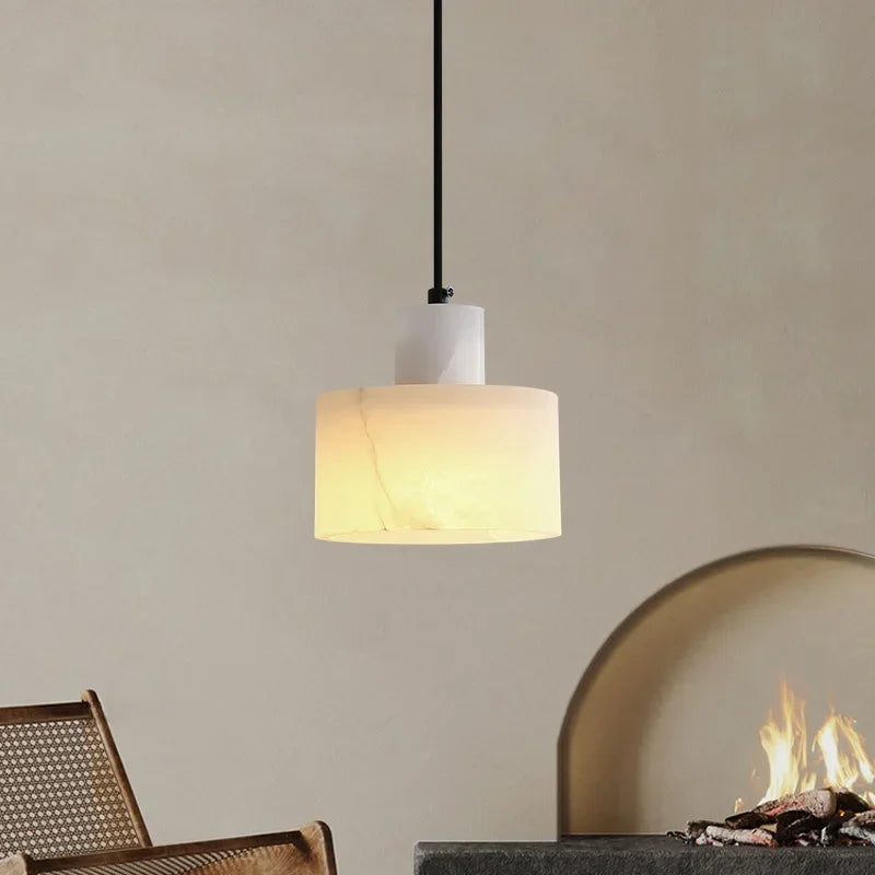 Wisząca Lampa z Marmurowym Kloszem – Minimalistyczna Elegancja