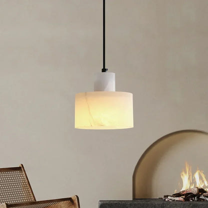 Wisząca Lampa z Marmurowym Kloszem – Minimalistyczna Elegancja