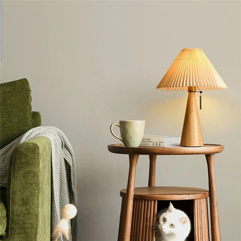 Lampa stołowa z plisowanym kloszem – drewniana podstawa, styl skandynawski